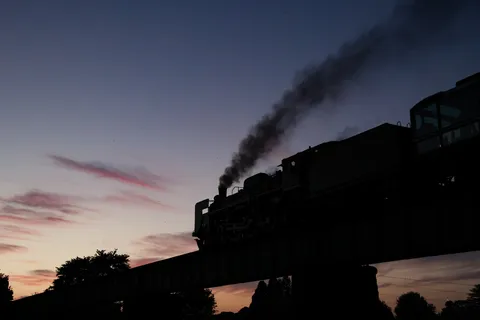 夕暮れを渡る蒸気列車