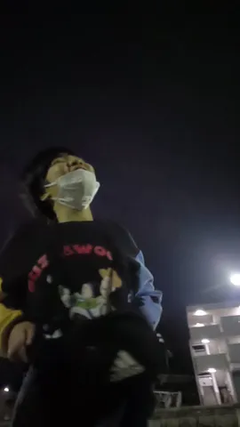 夜空を見上げるマスクマン