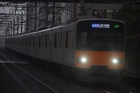 夕闇を駆ける快速列車