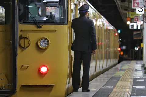 「発車オーライ」前のプロの背中