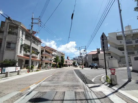 青空と路地の調和