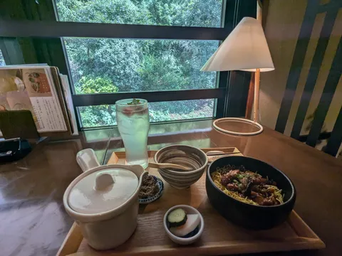窓辺の静かな食事時間
