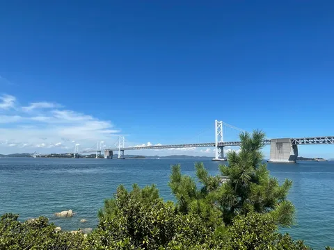 海を渡る大きな橋と青い空