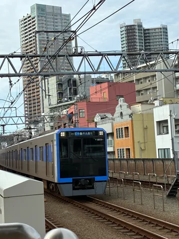 都会の線路に青が走る