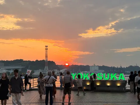 茜空に映えるヨコスカ