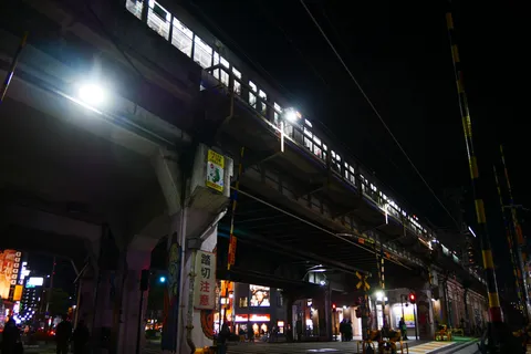 夜の高架下、光と影の交差点