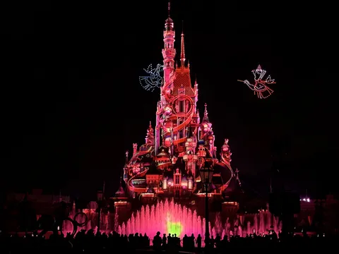 輝くお城と夜空のダンス