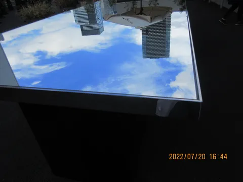 映り込む空とビル、日常の断片
