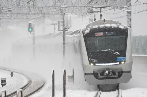 豪雪を切り裂く列車