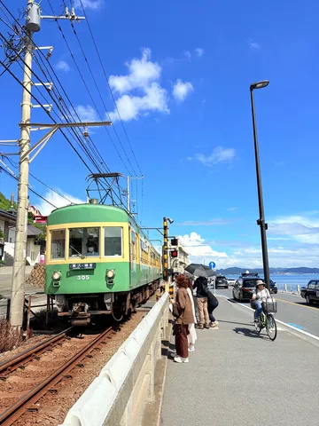 青空を走る海辺の電車