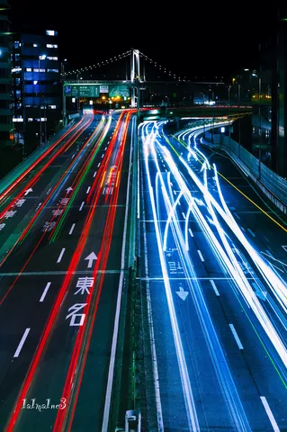 光が駆ける夜の道