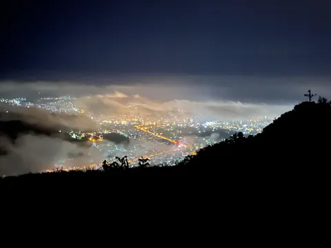 霧と灯の夜景俯瞰