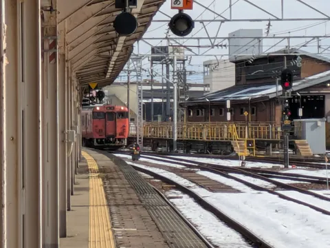 雪の舞台に赤い主役、登場！