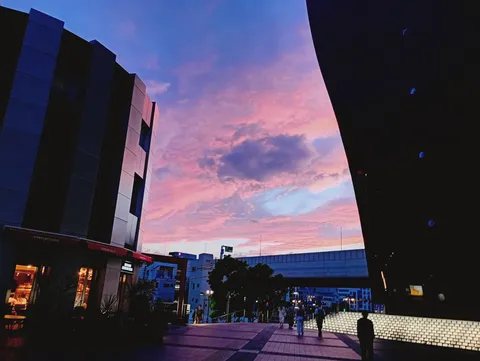 彩雲と都会のコントラスト