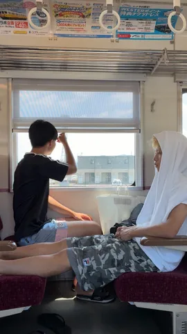窓の外を眺める二人