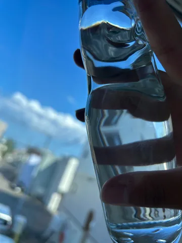 青空と水滴、涼しげな瞬間