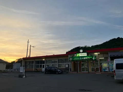 夕暮れ時の無人駅、旅情を誘う