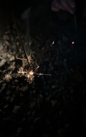 夜を照らす線香花火