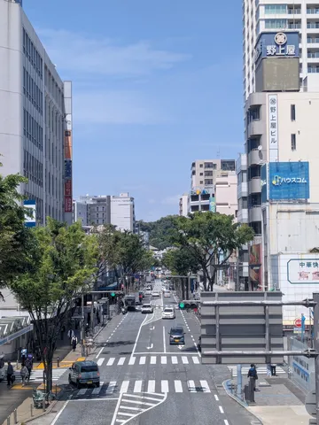 都会の街並み、青空と緑のコントラスト