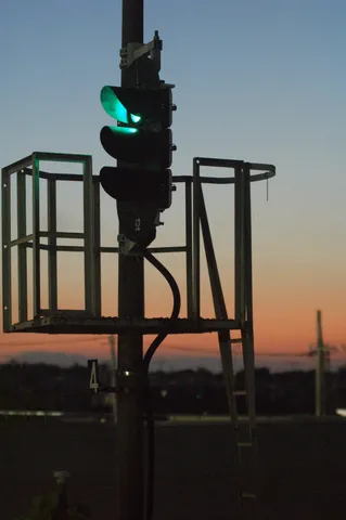 信号機が見守る、静かな夕暮れ