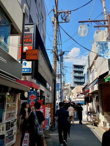 路地裏の日常風景と空を彩る電線