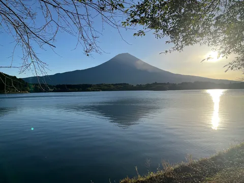 水面キラキラ、山はどっしり