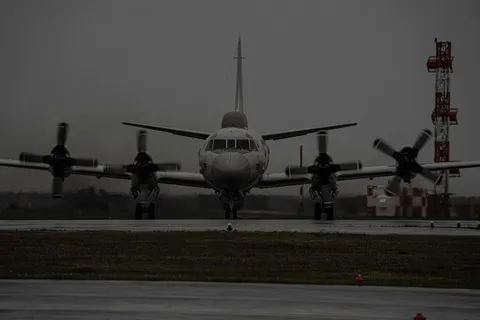霧の中、滑走路を進む軍用機