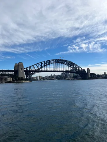 青空と港の壮大な橋