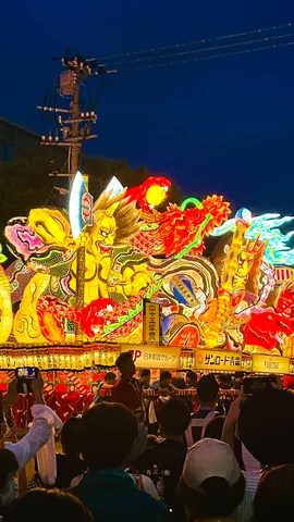 夜の祭り会場を彩る竜の舞