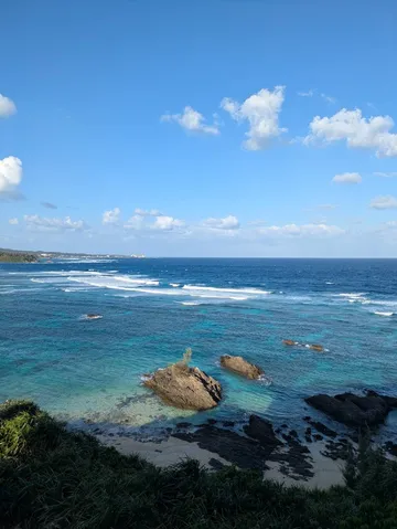 青い海と空、白い波しぶき
