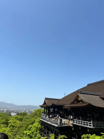 青空を背景に木造の楼閣