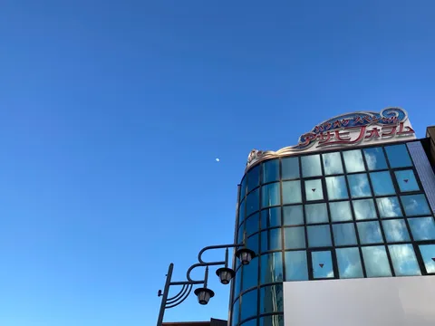 青空とガラスの街角
