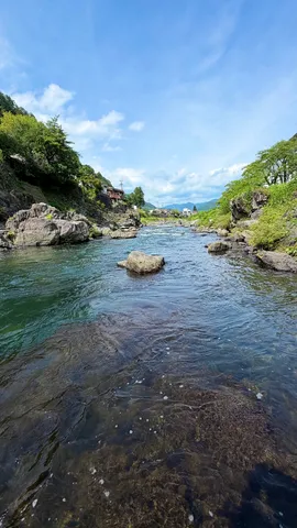 清流と山間の集落