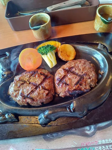 熱々鉄板、ハンバーグと野菜