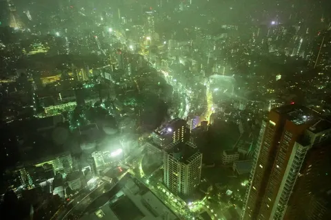 緑に霞む摩天楼の夜景