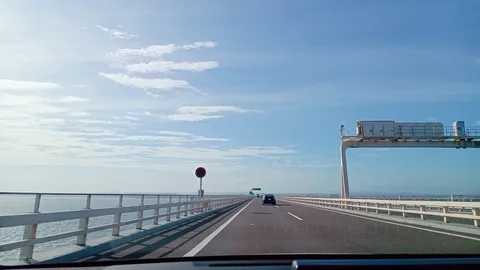 どこまでも続く、青い海上ロード