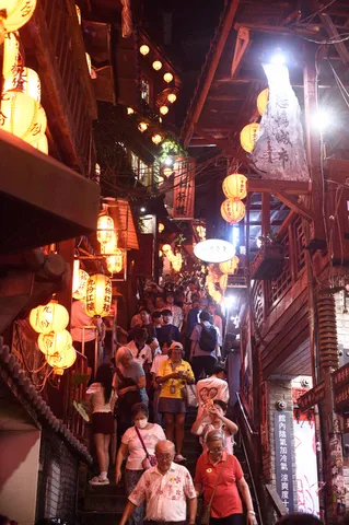 提灯が灯る夜の路地