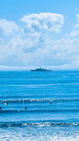 静かな海と遠い軍艦