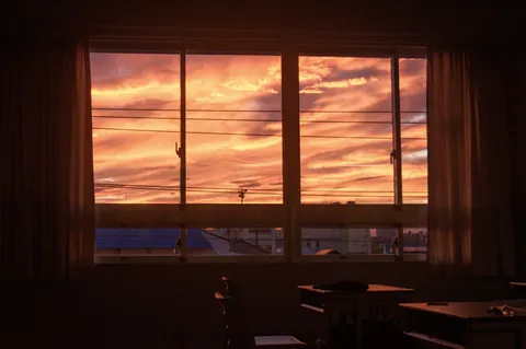 窓越しの燃える空