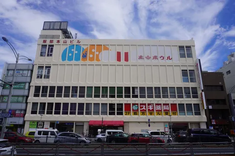 斜光が描く街のビル群
