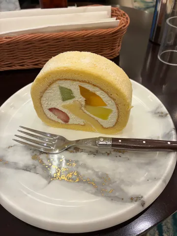 煌めくプレートのロールケーキ