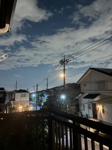 夜の街角と静かな光景