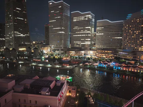 都会の夜を彩る光と水