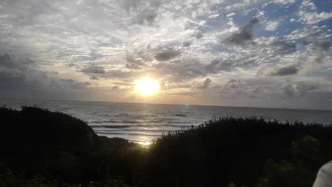 沈む太陽と静かな海