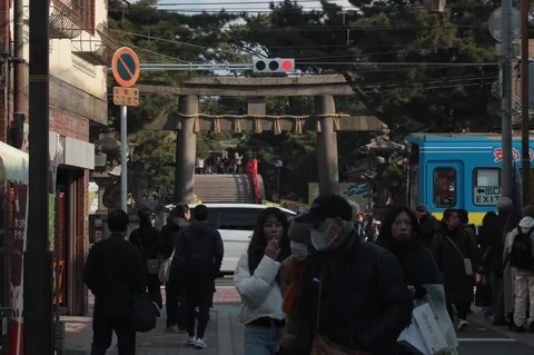 鳥居と踏切、日常の風景
