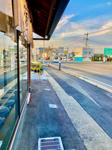 夕暮れ時の商店街ロード