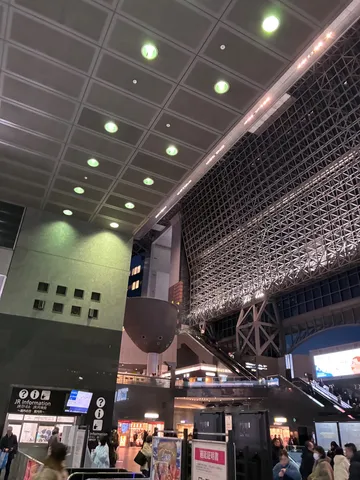 近未来的な駅の空間