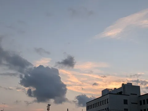 夕暮れのビルと雲のコントラスト