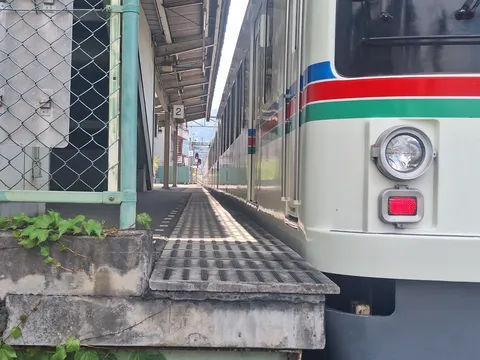駅の日常、列車を待つ静寂