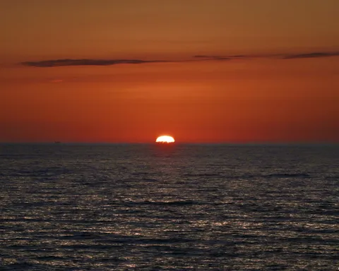水平線に沈む夕日